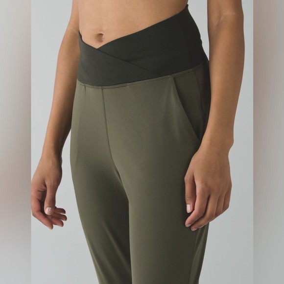 Lululemon sunset salutation crop. Luon light, fold down layered waist. Size 6 - Picture 3 of 16